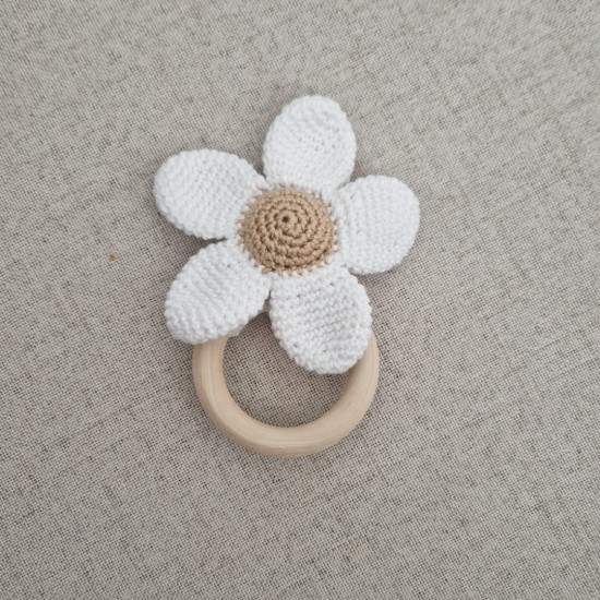 Gehaakte rammelaar | Bloem | Wit - Beige